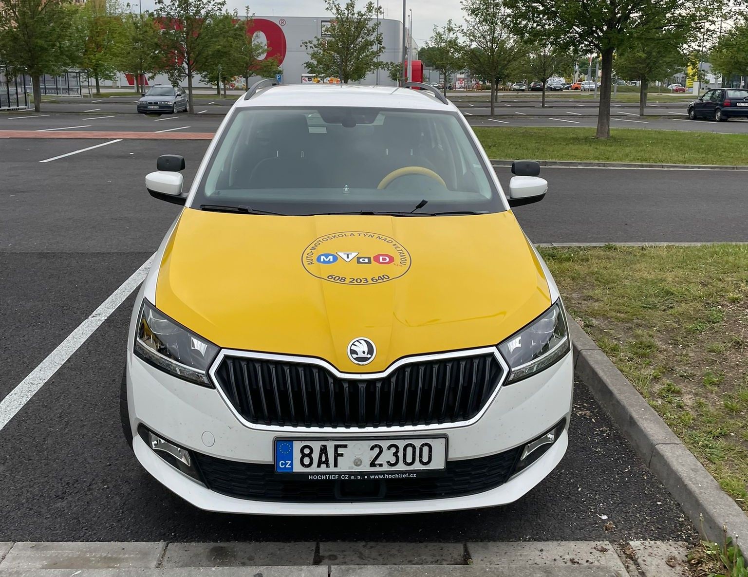 Žluté výcvikové auto s označením Autoškola Týn nad Vltavou
