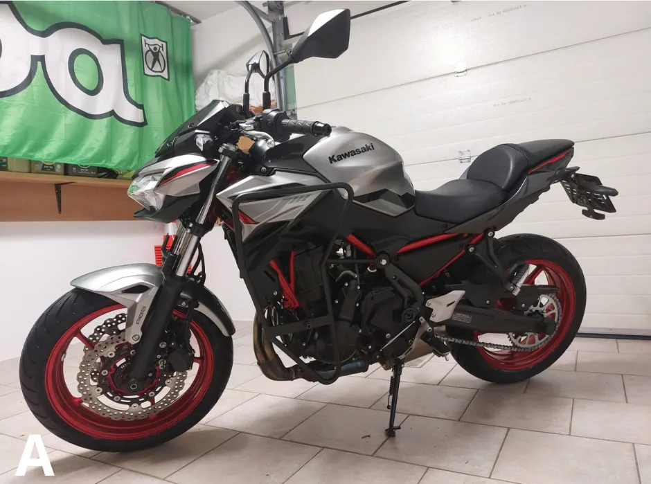 Černý výcvikový motocykl pro neomezenou skupinu A