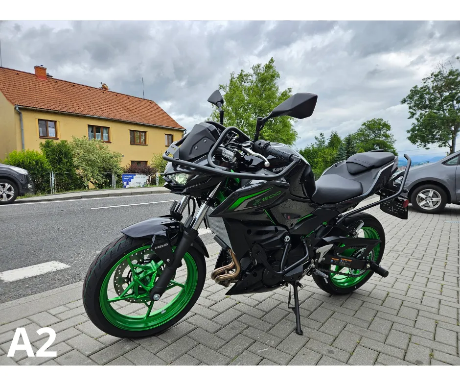 Černý výcvikový motocykl se zelenými koly pro skupinu A2