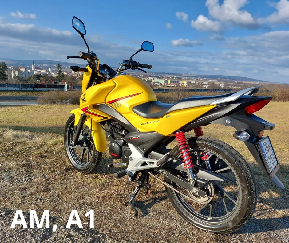 Žlutý výcvikový motocykl pro skupiny AM a A1