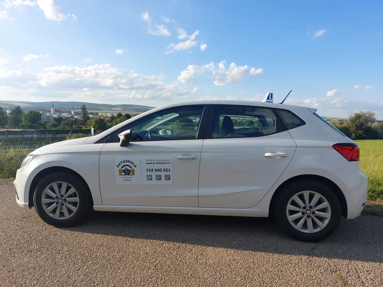 Bílé výcvikové vozidlo Autoškoly Dolejšová