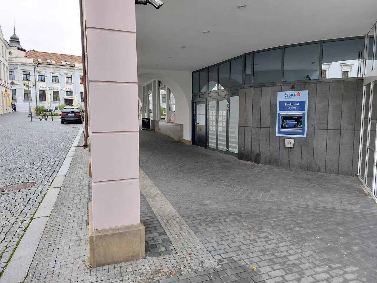 Vstup do budovy Autoškoly Dolejšová z Husovy ulice