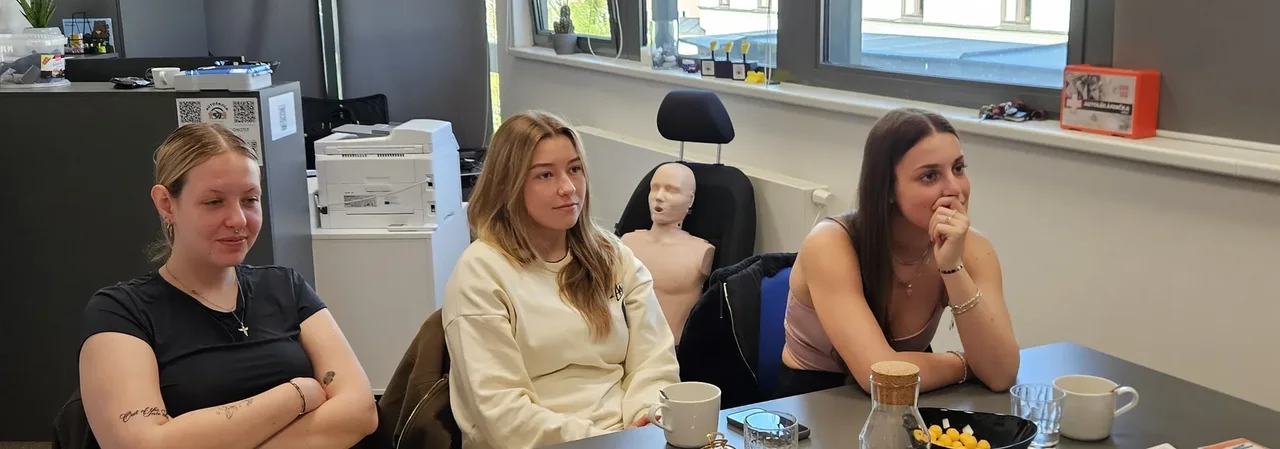 Studenti při teoretické výuce v učebně