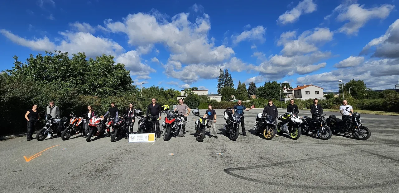 Skupina motocyklistů na společné vyjížďce Autoškoly Dolejšová