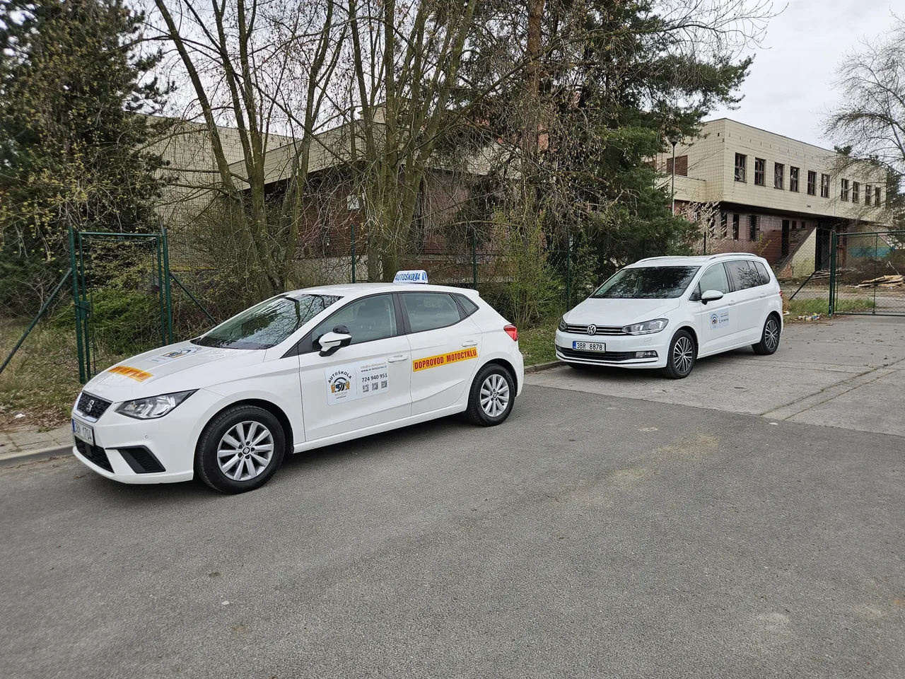 Dvě bílá výcviková vozidla Autoškoly Dolejšová