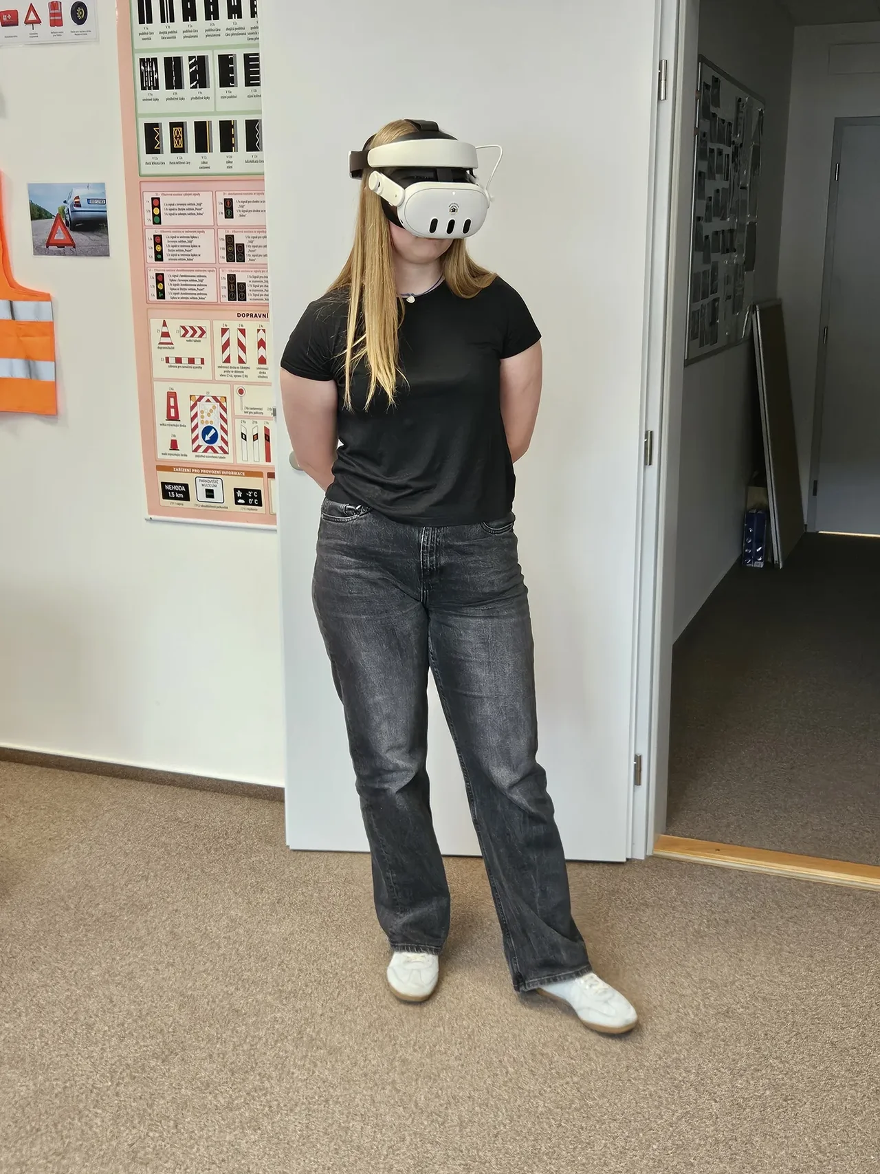 Studentka Autoškoly Dolejšová při nácviku ve virtuální realitě